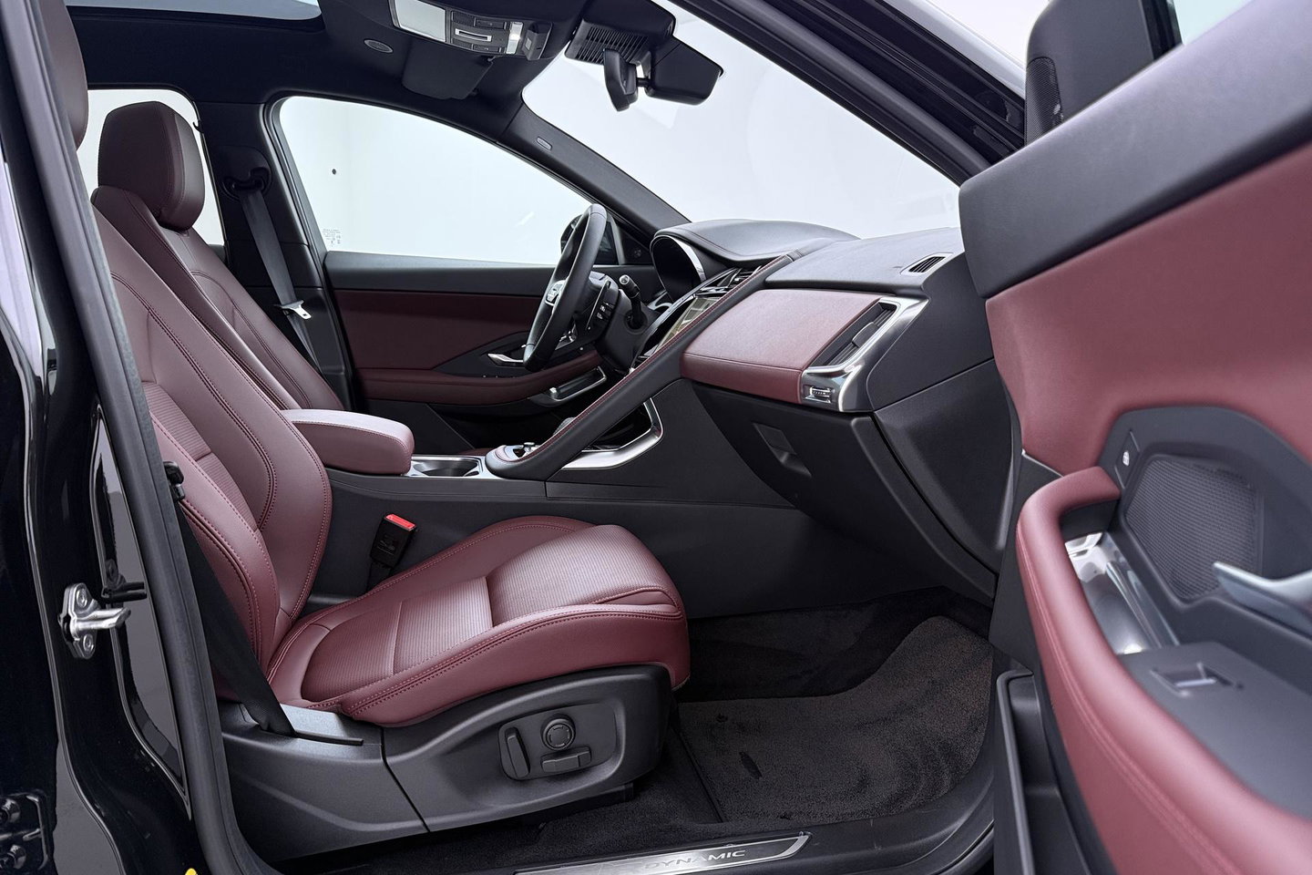 Jaguar E-PACE P300e AWD R-Dynamic S | ACC | Panoramadak | Memory | Camera | Stoelverwarming | 18 inch