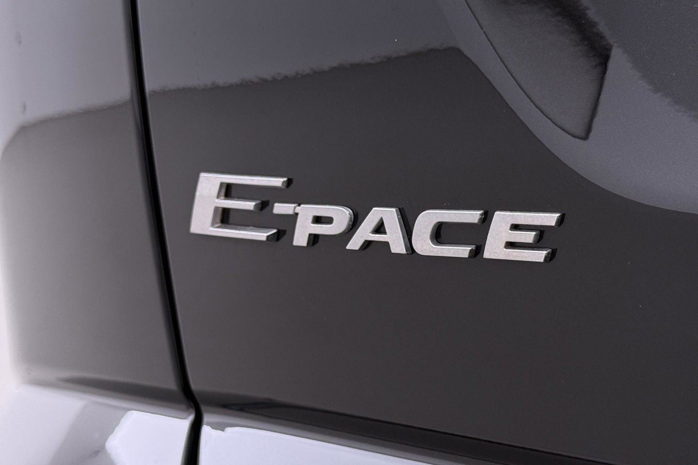 Jaguar E-PACE P300e AWD R-Dynamic S | ACC | Panoramadak | Memory | Camera | Stoelverwarming | 18 inch