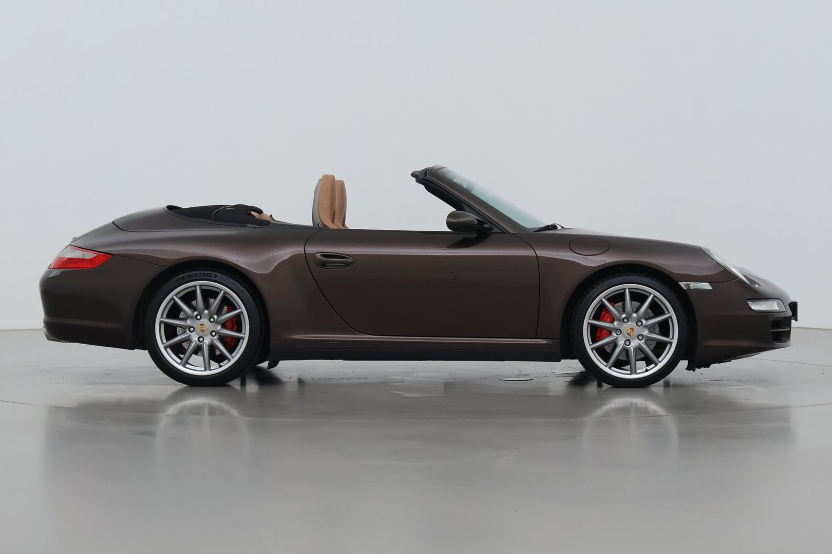 Porsche 911 Cabrio 3.8 Carrera 4S 997.1 | Handgeschakeld | Macadamia Metallic | Memory | 19 inch