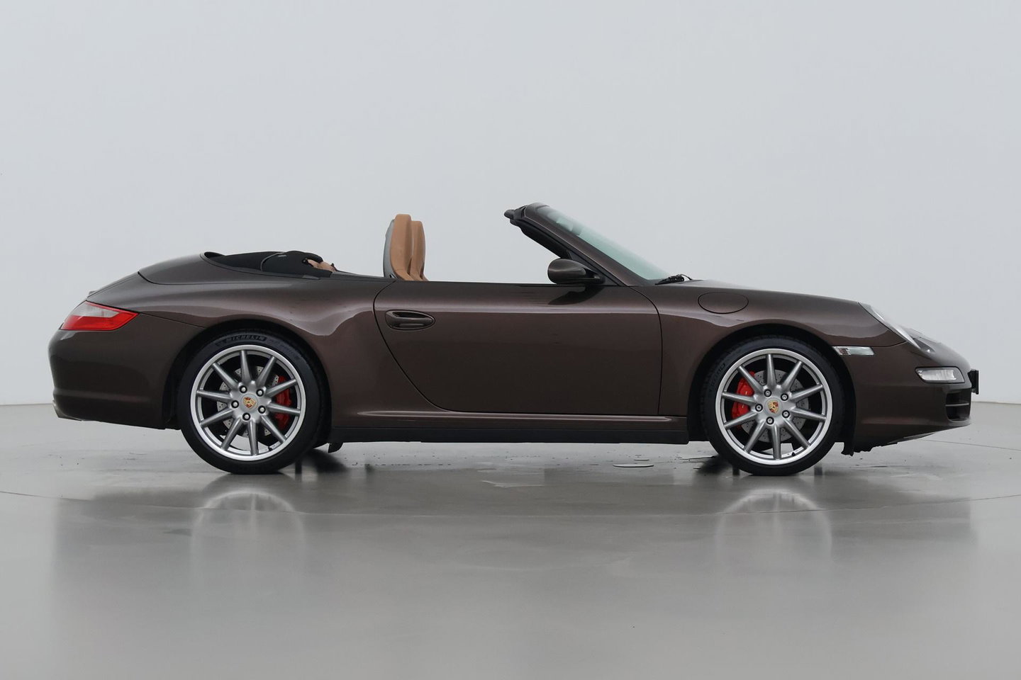 Porsche 911 Cabrio 3.8 Carrera 4S 997.1 | Handgeschakeld | Macadamia Metallic | Memory | 19 inch