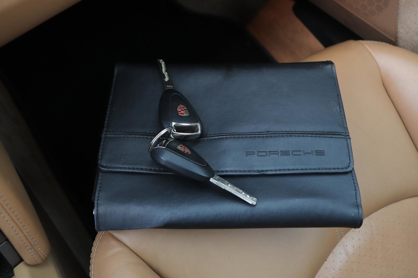 Porsche 911 Cabrio 3.8 Carrera 4S 997.1 | Handgeschakeld | Macadamia Metallic | Memory | 19 inch