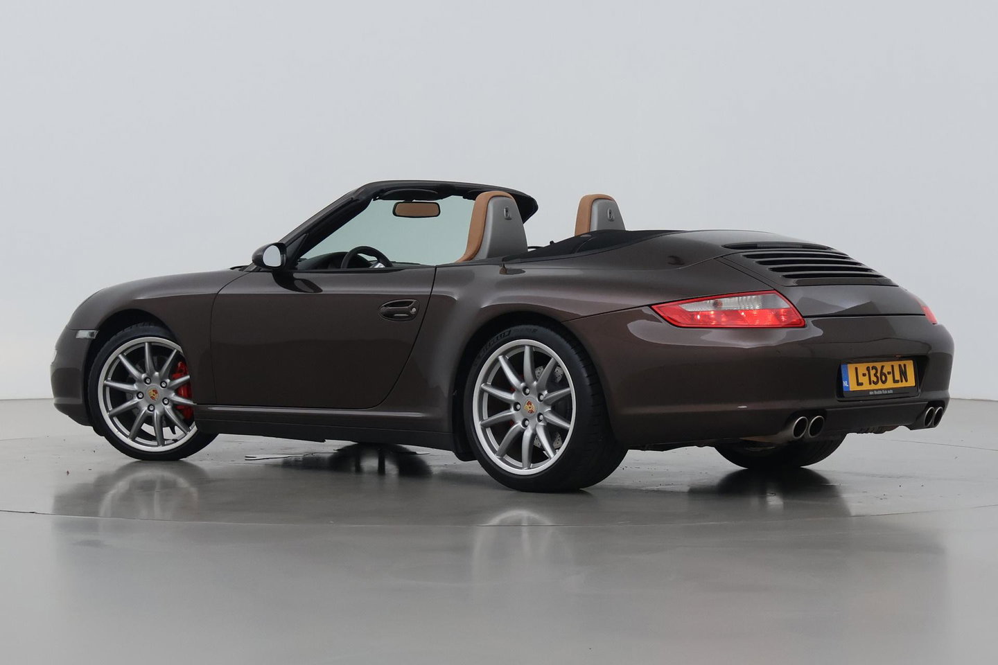 Porsche 911 Cabrio 3.8 Carrera 4S 997.1 | Handgeschakeld | Macadamia Metallic | Memory | 19 inch