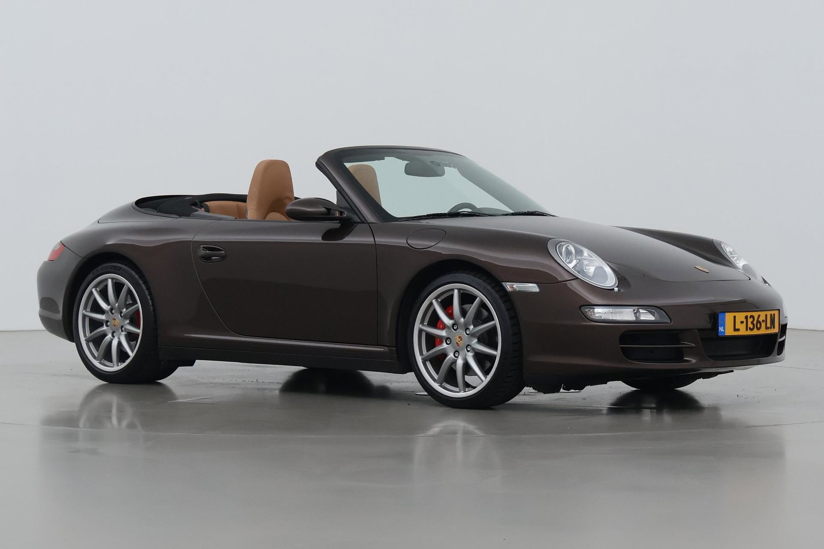 Porsche 911 Cabrio 3.8 Carrera 4S 997.1 | Handgeschakeld | Macadamia Metallic | Memory | 19 inch