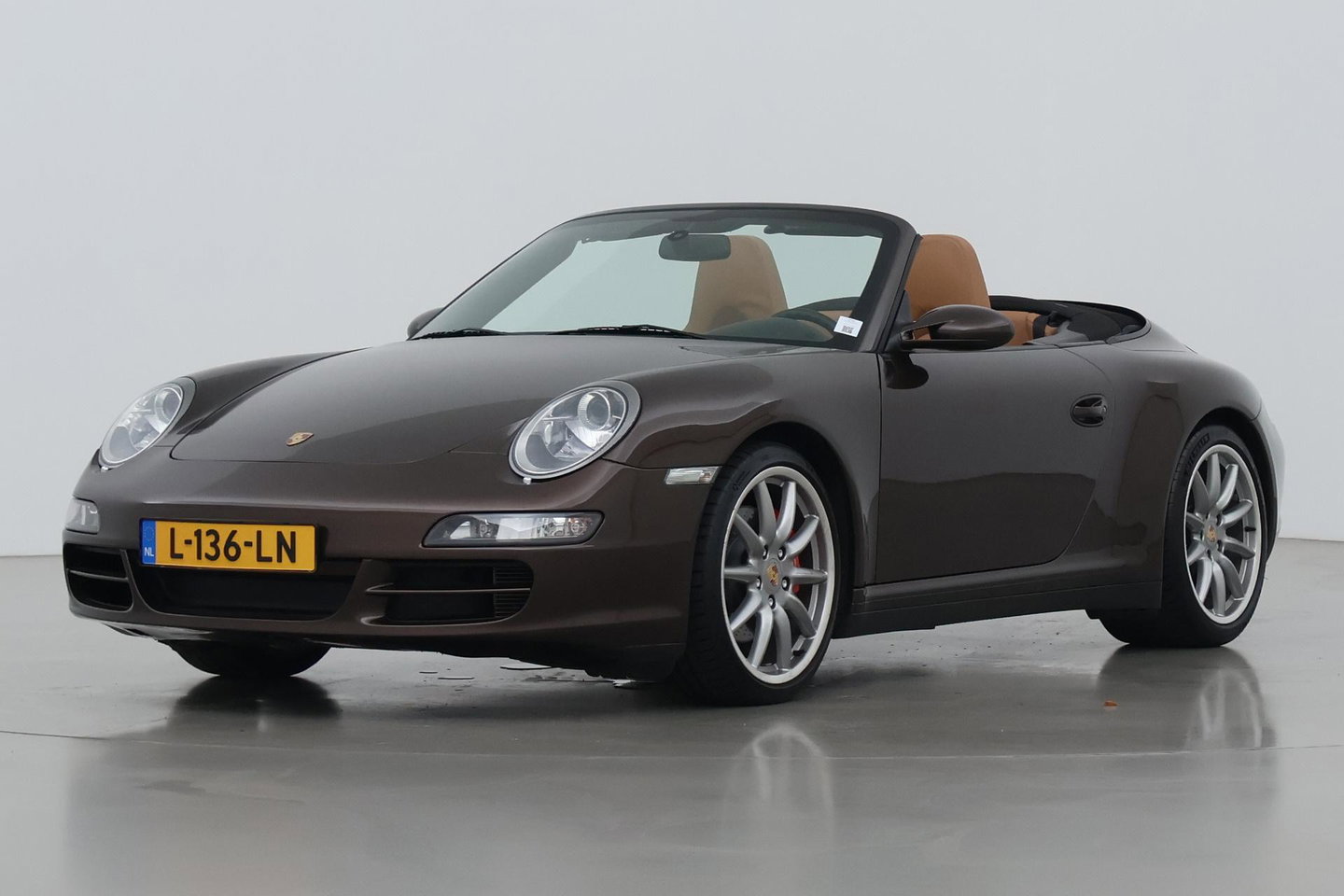 Porsche 911 Cabrio 3.8 Carrera 4S 997.1 | Handgeschakeld | Macadamia Metallic | Memory | 19 inch