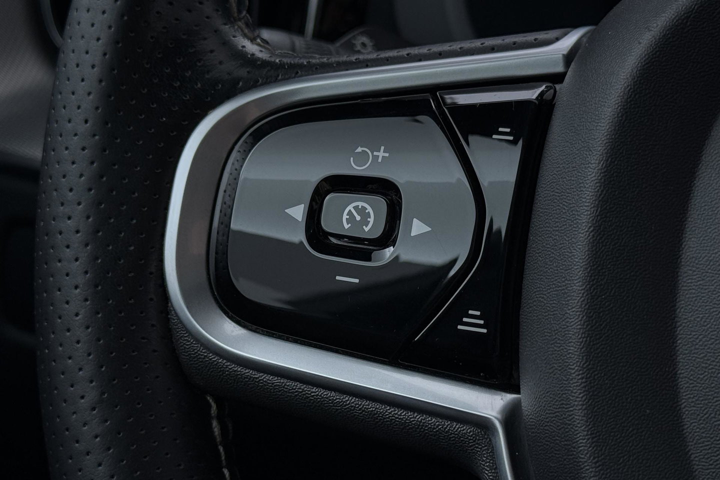 Volvo XC60 T8 Twin Engine R-Design | ACC | Panoramadak | Harman/Kardon | 360° Camera | Head-Up | Keyless | Memory