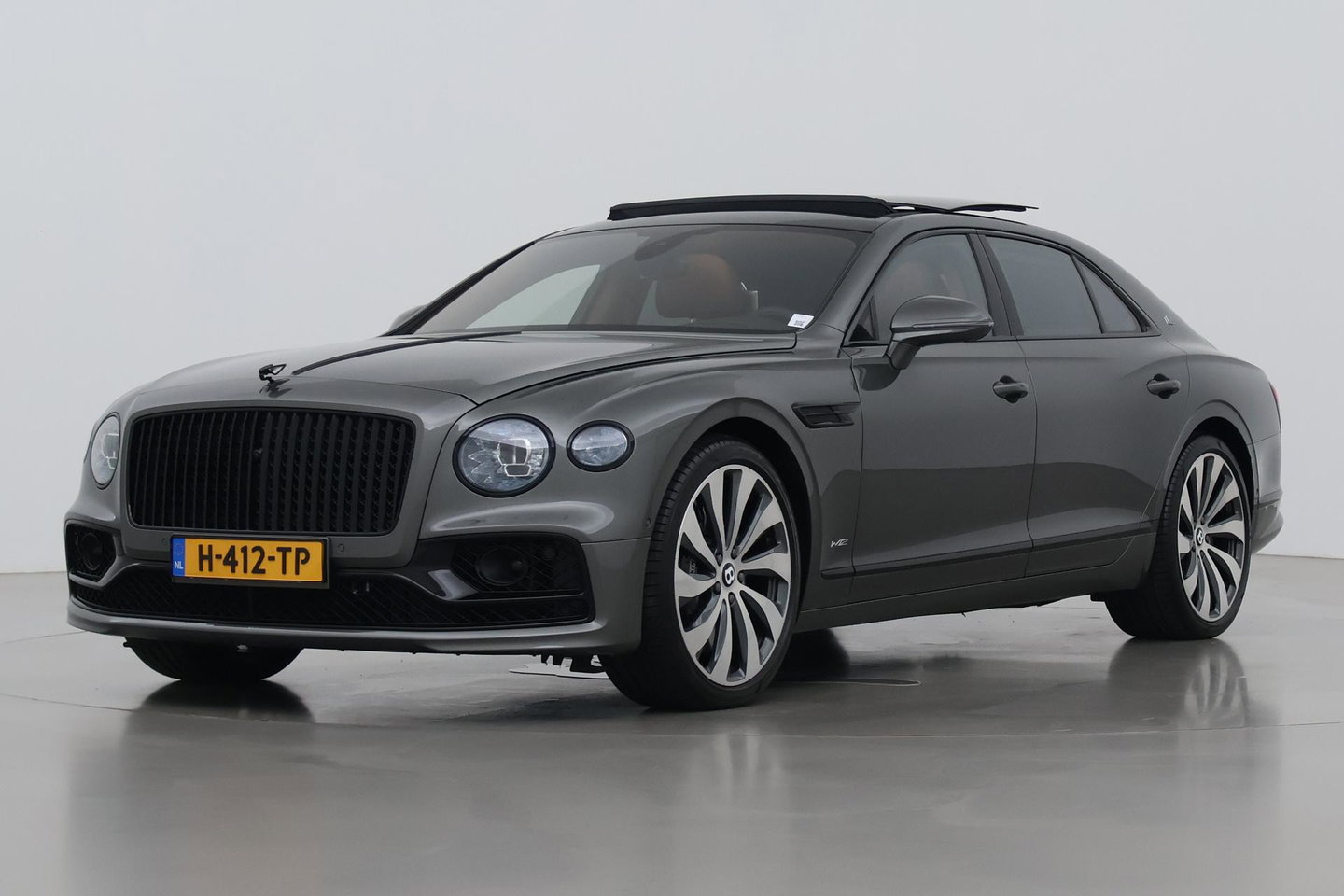 Bentley Flying Spur 6.0 W12 First Edition | NL Auto | NAIM Audio | Rear Seat Entertainment | Rotating Display | Touring Specification | Massage | 22 Inch