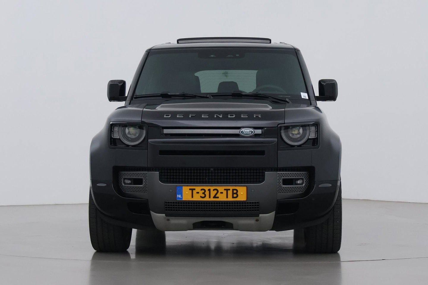 Land Rover Defender 110 5.0 P525 110 V8 Carpathian Edition | Luchtvering | Treeplanken | Meridian Surround | Koelbox | Trekhaak | ClearSight