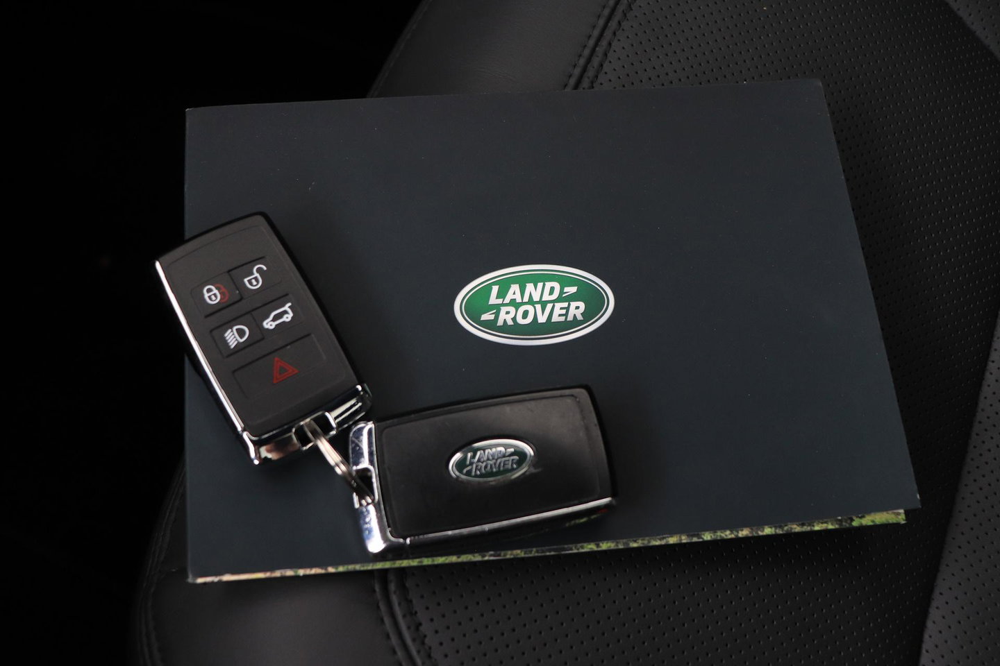 Land Rover Defender 110 5.0 P525 110 V8 Carpathian Edition | Luchtvering | Treeplanken | Meridian Surround | Koelbox | Trekhaak | ClearSight