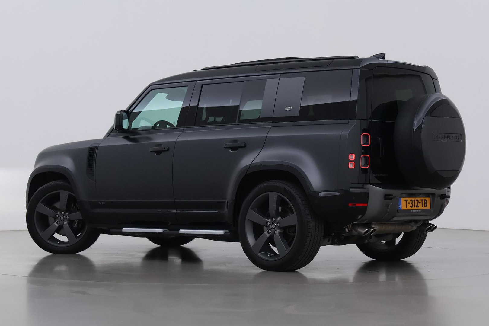 Land Rover Defender 110 5.0 P525 110 V8 Carpathian Edition | Luchtvering | Treeplanken | Meridian Surround | Koelbox | Trekhaak | ClearSight