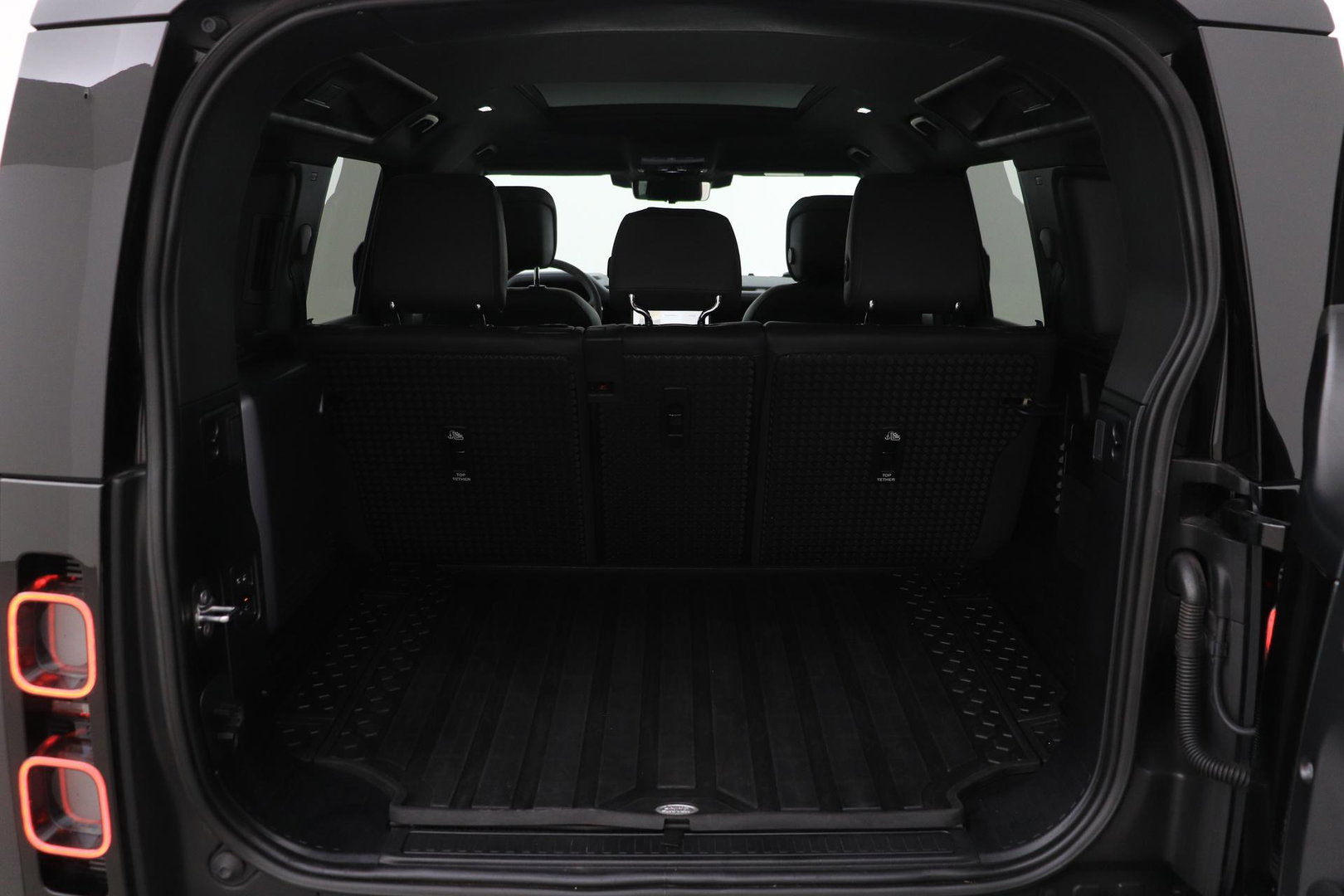 Land Rover Defender 110 5.0 P525 110 V8 Carpathian Edition | Luchtvering | Treeplanken | Meridian Surround | Koelbox | Trekhaak | ClearSight