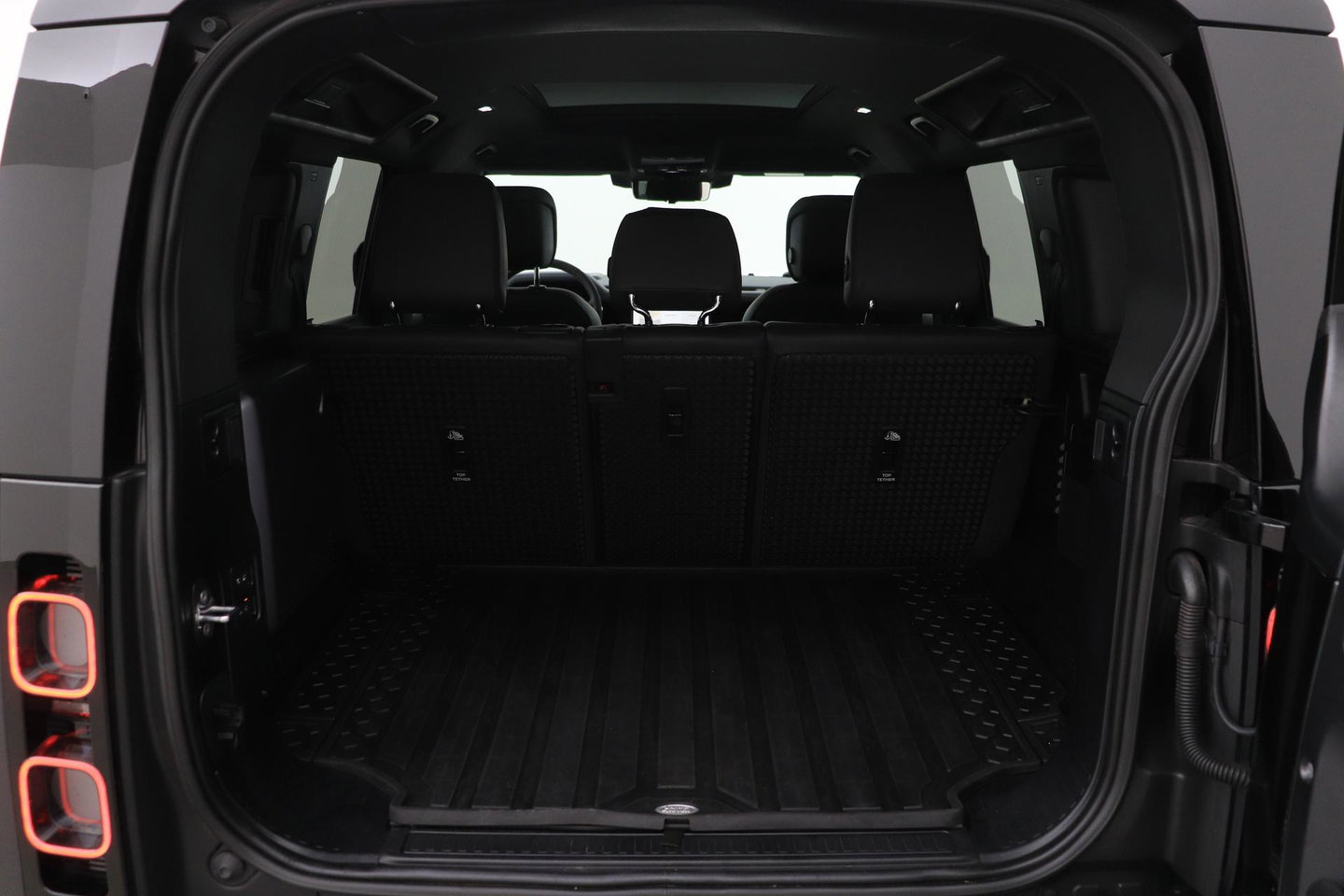 Land Rover Defender 110 5.0 P525 110 V8 Carpathian Edition | Luchtvering | Treeplanken | Meridian Surround | Koelbox | Trekhaak | ClearSight