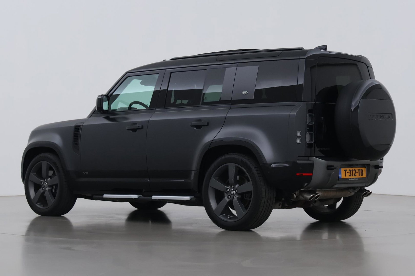 Land Rover Defender 110 5.0 P525 110 V8 Carpathian Edition | Luchtvering | Treeplanken | Meridian Surround | Koelbox | Trekhaak | ClearSight