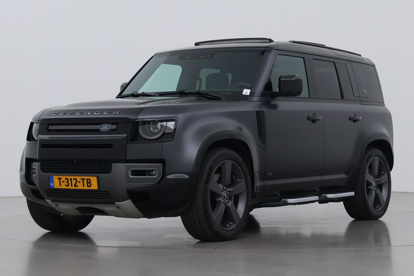 Land Rover Defender 110 5.0 P525 110 V8 Carpathian Edition | Luchtvering | Treeplanken | Meridian Surround | Koelbox | Trekhaak | ClearSight