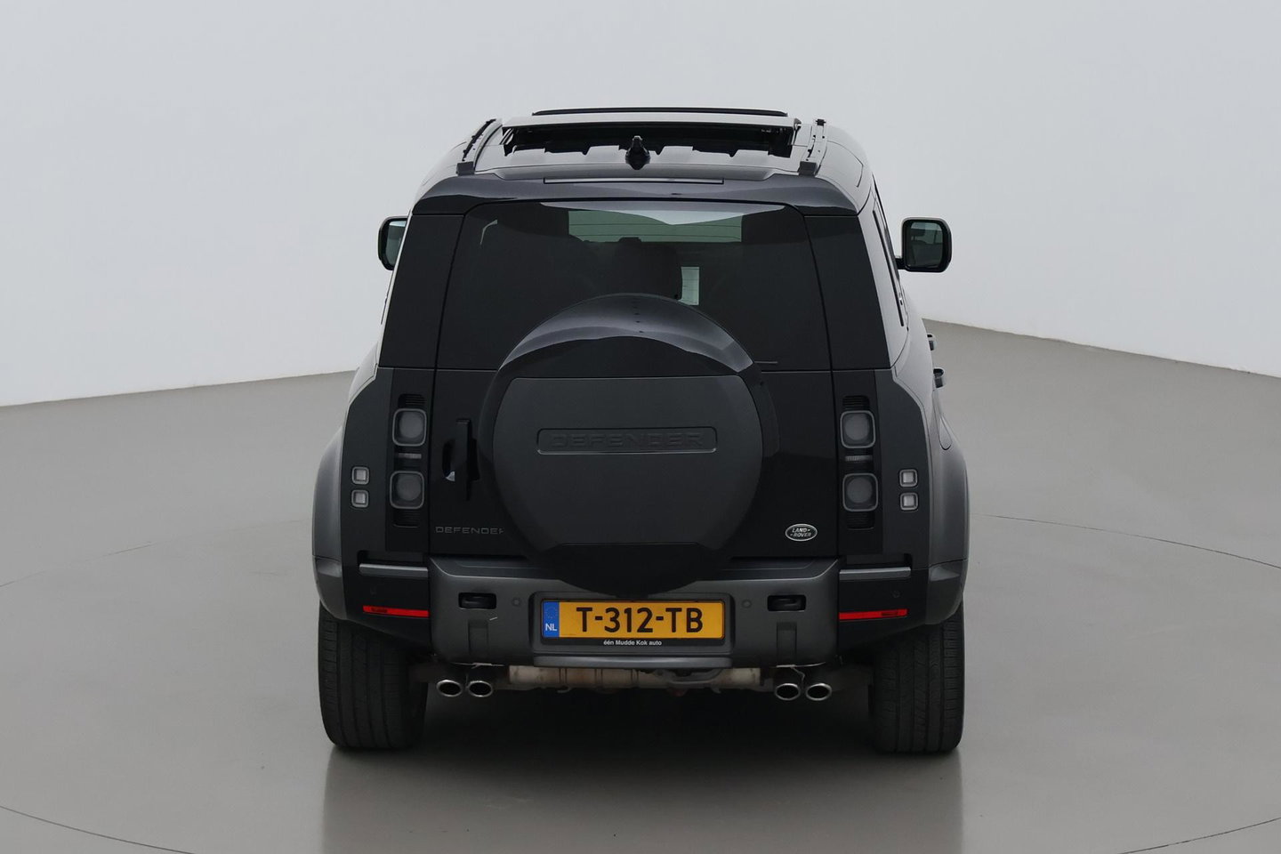 Land Rover Defender 110 5.0 P525 110 V8 Carpathian Edition | Luchtvering | Treeplanken | Meridian Surround | Koelbox | Trekhaak | ClearSight