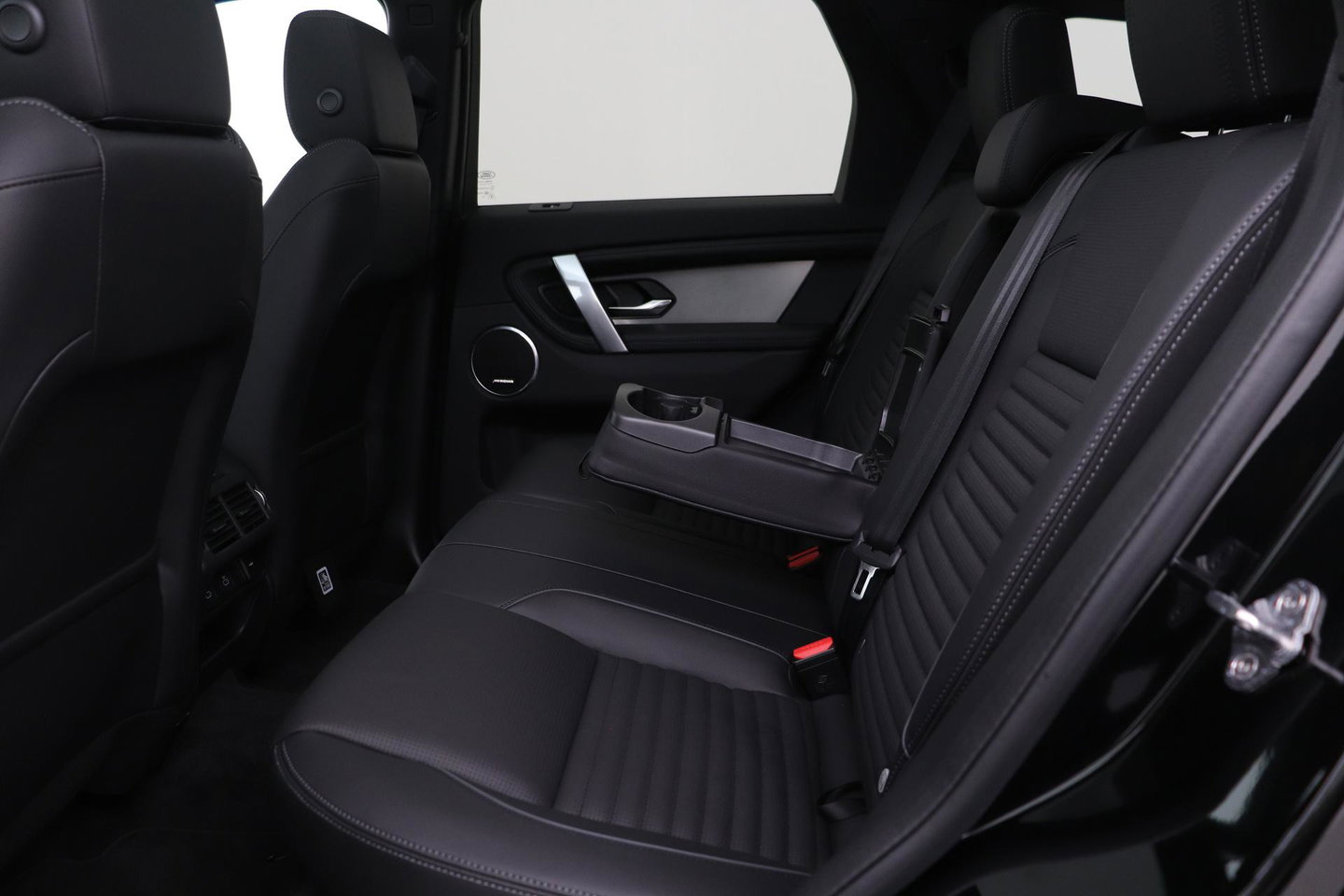 Land Rover Discovery Sport P270e PHEV Dynamic SE | NIEUW! | Panoramadak | Trekhaak | ACC | Meridian | Stoel+Stuurverwarming