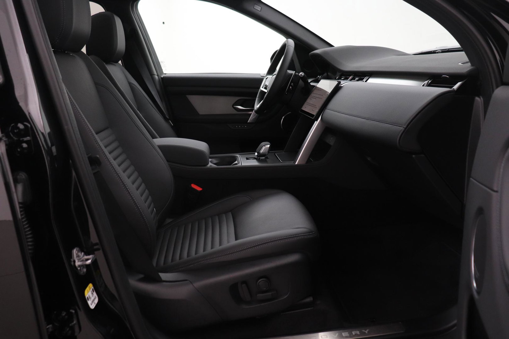 Land Rover Discovery Sport P270e PHEV Dynamic SE | NIEUW! | Panoramadak | Trekhaak | ACC | Meridian | Stoel+Stuurverwarming