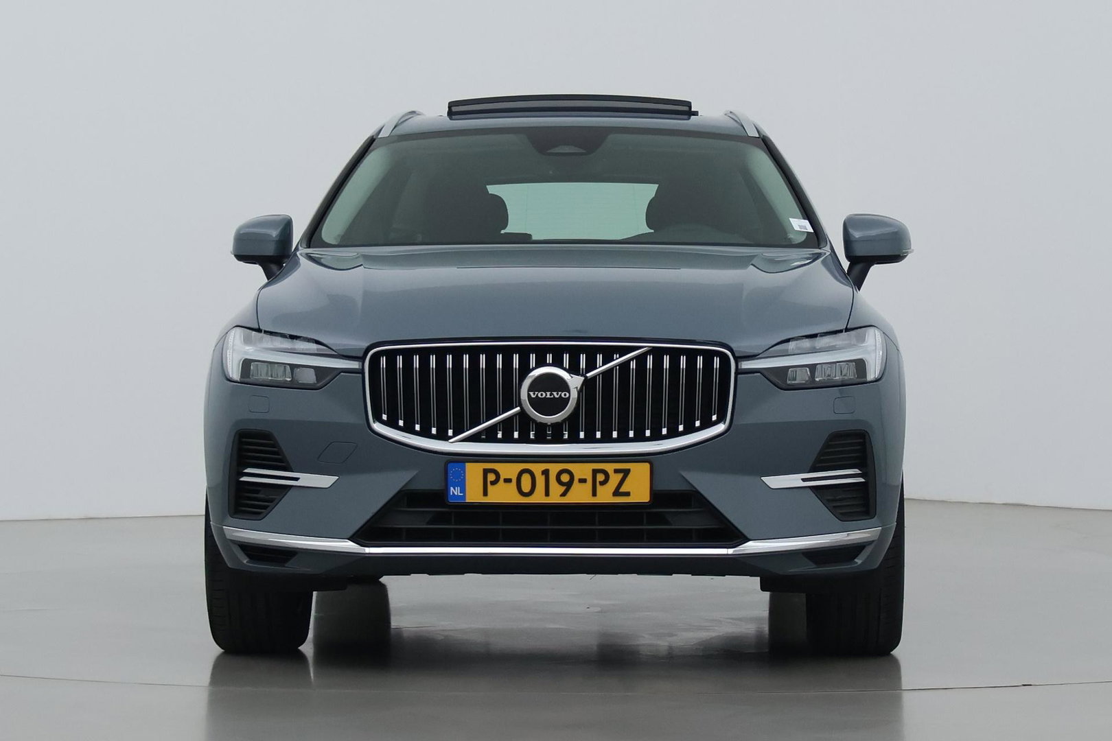 Volvo XC60 T6 Plug-in hybrid AWD Inscription | ACC | Panoramadak | Keyless | Elektrische Achterklep | Stoelverwarming | 18 inch