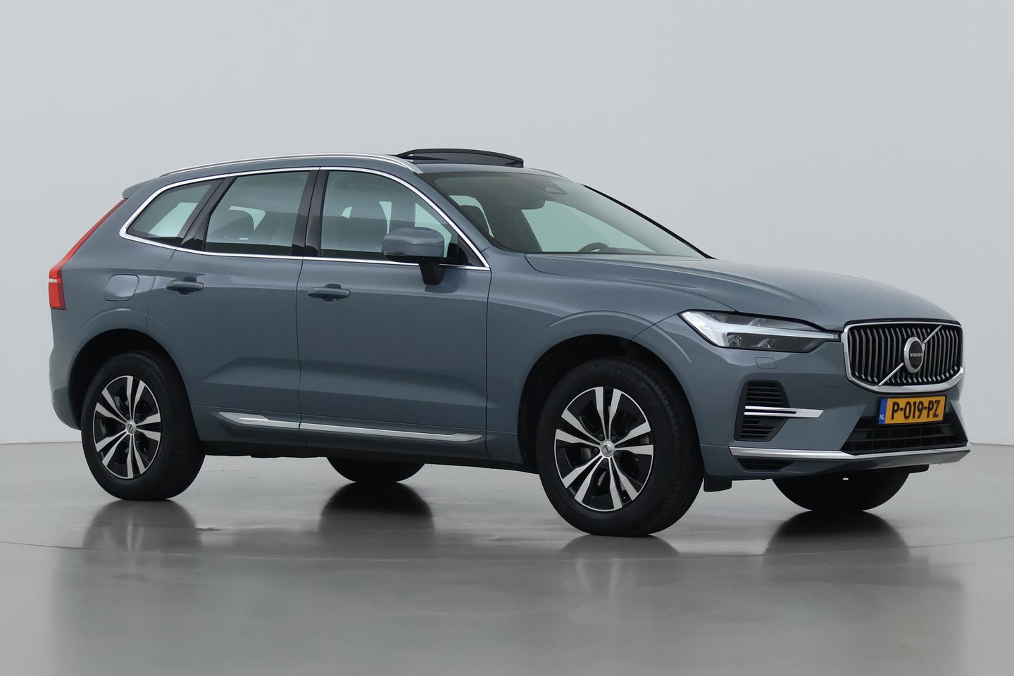 Volvo XC60 T6 Plug-in hybrid AWD Inscription | ACC | Panoramadak | Keyless | Elektrische Achterklep | Stoelverwarming | 18 inch
