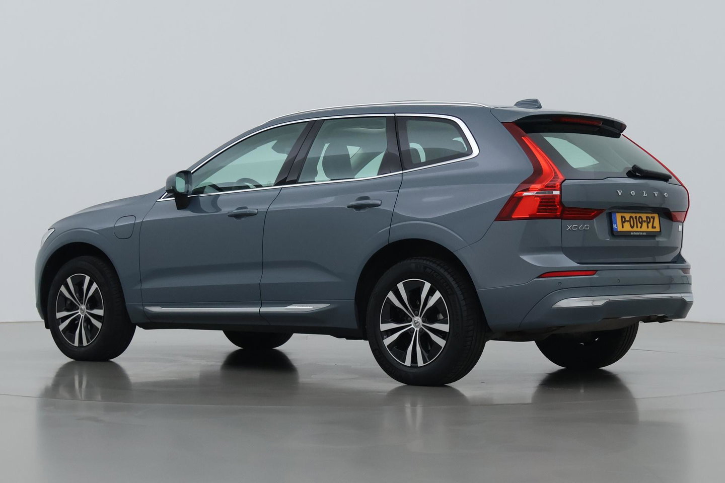 Volvo XC60 T6 Plug-in hybrid AWD Inscription | ACC | Panoramadak | Keyless | Elektrische Achterklep | Stoelverwarming | 18 inch