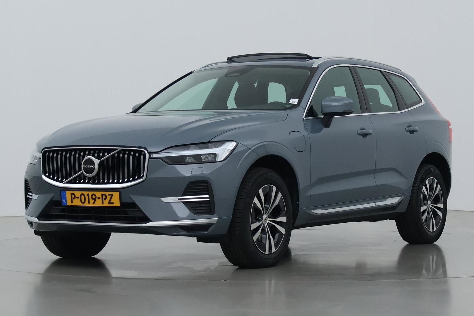 Volvo XC60 T6 Plug-in hybrid AWD Inscription | ACC | Panoramadak | Keyless | Elektrische Achterklep | Stoelverwarming | 18 inch