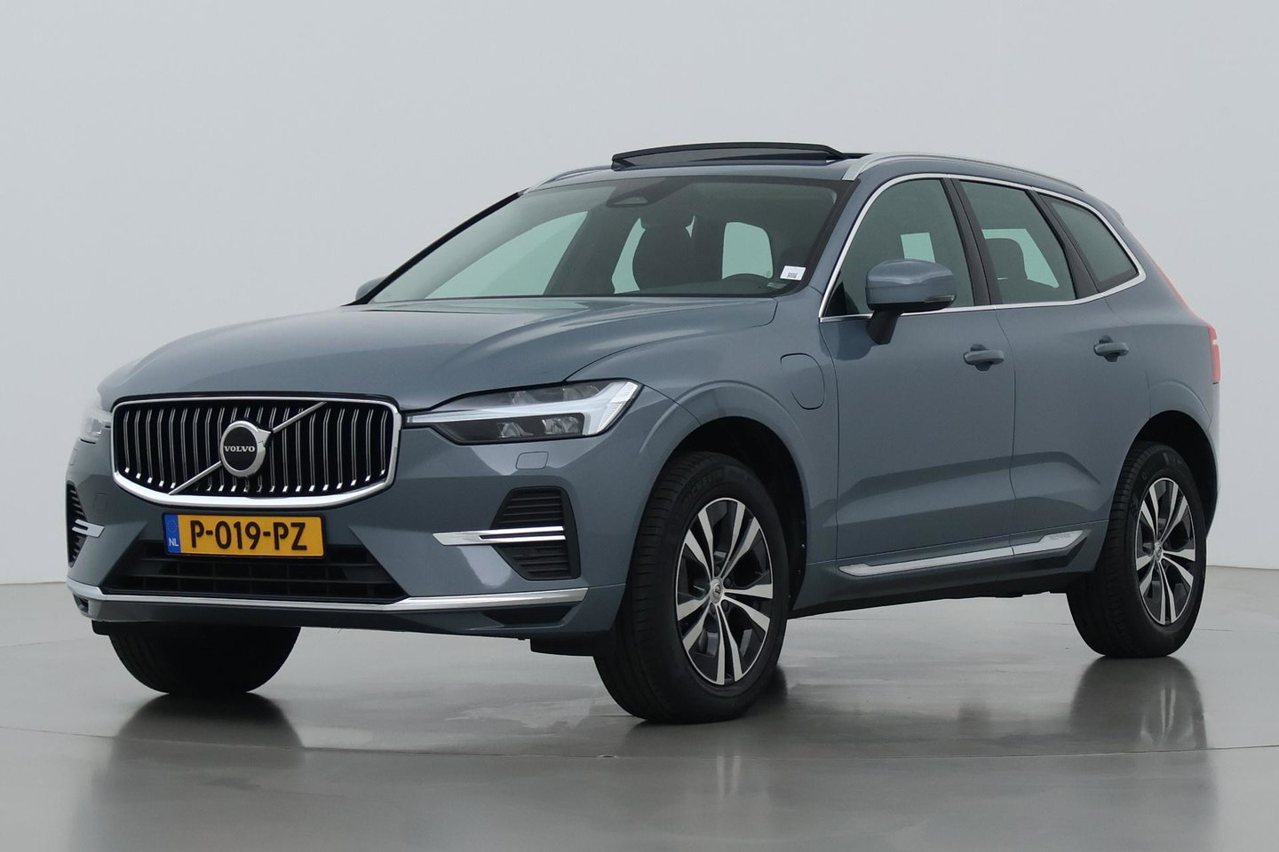 Volvo XC60 T6 Plug-in hybrid AWD Inscription | ACC | Panoramadak | Keyless | Elektrische Achterklep | Stoelverwarming | 18 inch