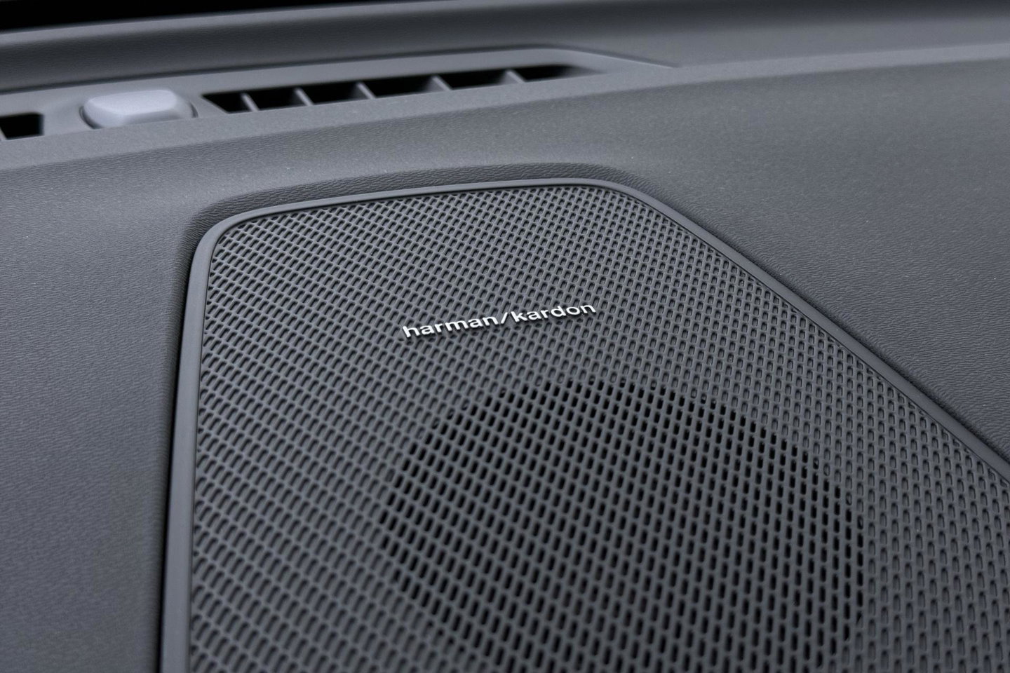 Volvo XC60 T6 Plug-in hybrid Plus Dark | HEICO Sportiv | ACC | Panoramadak | Harman/Kardon | Stoel+Stuurverwarming | 22 Inch