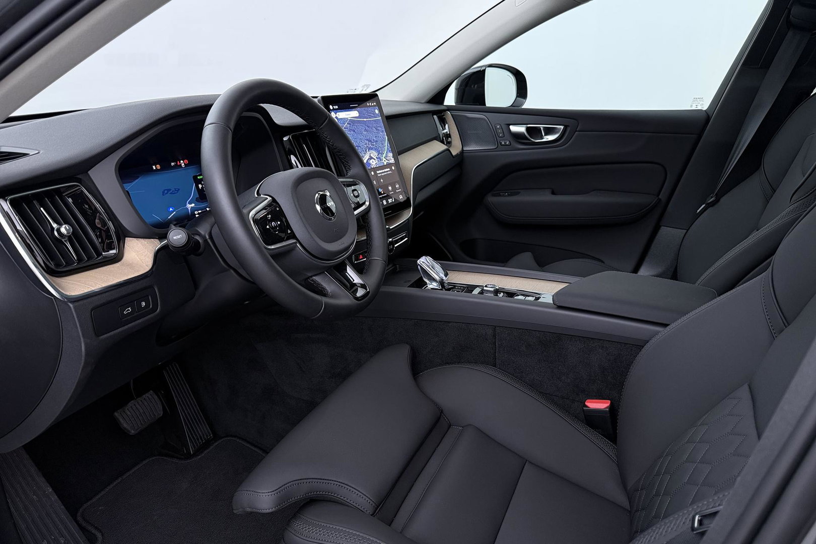 Volvo XC60 T6 Plug-in hybrid Plus Dark | HEICO Sportiv | ACC | Panoramadak | Harman/Kardon | Stoel+Stuurverwarming | 22 Inch