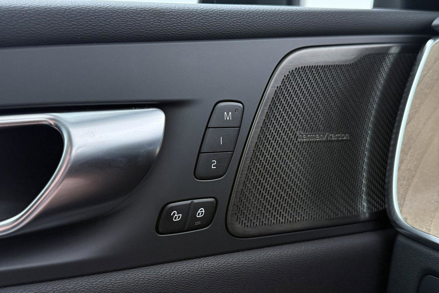 Volvo XC60 T6 Plug-in hybrid Plus Dark | HEICO Sportiv | ACC | Panoramadak | Harman/Kardon | Stoel+Stuurverwarming | 22 Inch