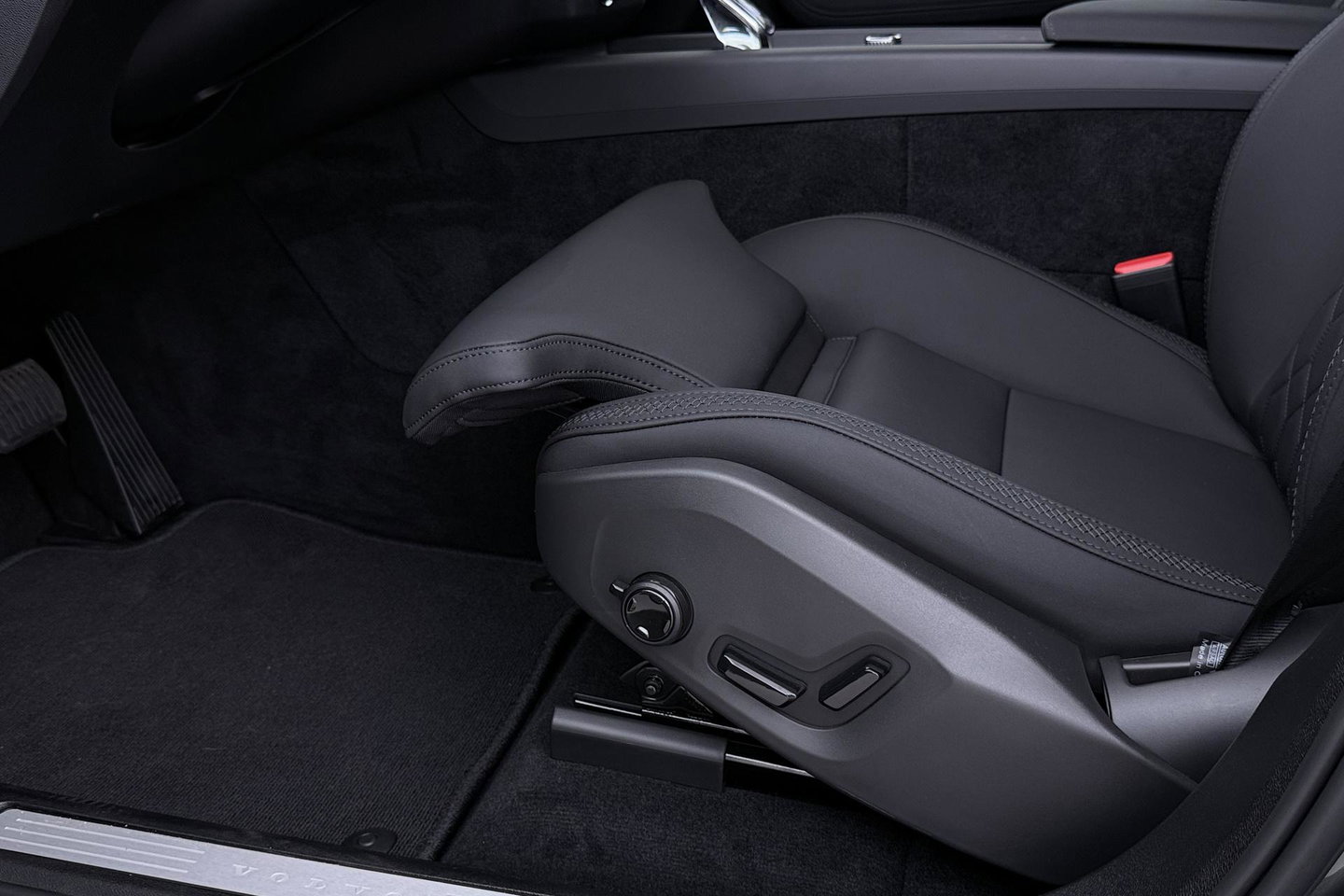 Volvo XC60 T6 Plug-in hybrid Plus Dark | HEICO Sportiv | ACC | Panoramadak | Harman/Kardon | Stoel+Stuurverwarming | 22 Inch