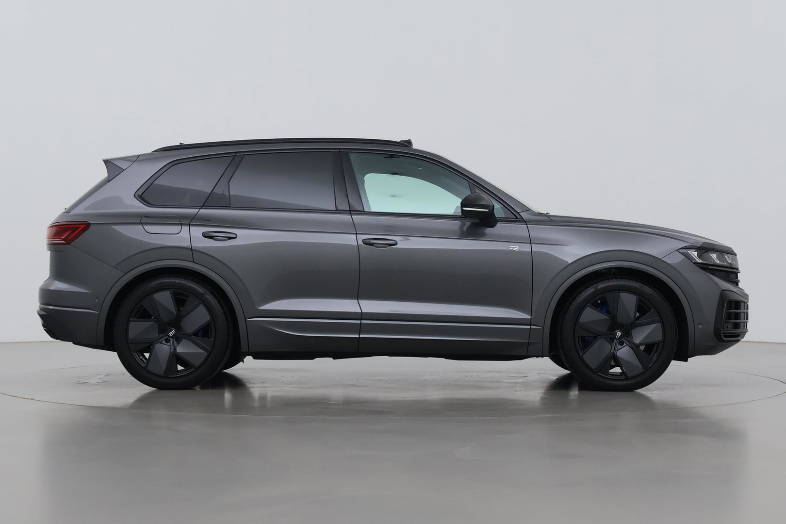 Volkswagen Touareg 3.0 TSi eHybrid 4MOTION R | FINAL EDITION | Luchtvering | Trekhaak | Panoramdak | Dynaudio | 360° Camera