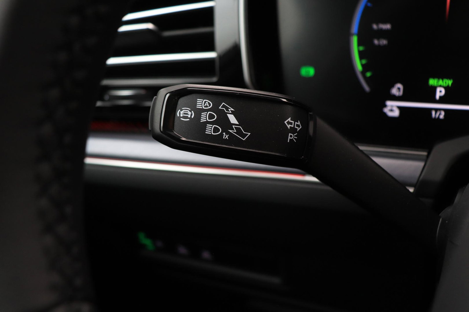 Volkswagen Touareg 3.0 TSi eHybrid 4MOTION R | FINAL EDITION | Luchtvering | Trekhaak | Panoramdak | Dynaudio | 360° Camera