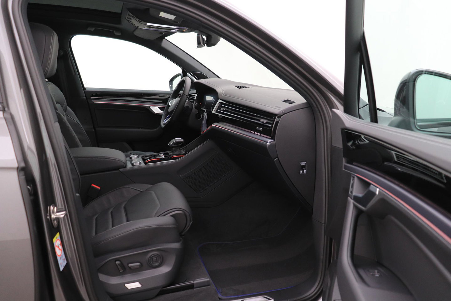 Volkswagen Touareg 3.0 TSi eHybrid 4MOTION R | FINAL EDITION | Luchtvering | Trekhaak | Panoramdak | Dynaudio | 360° Camera