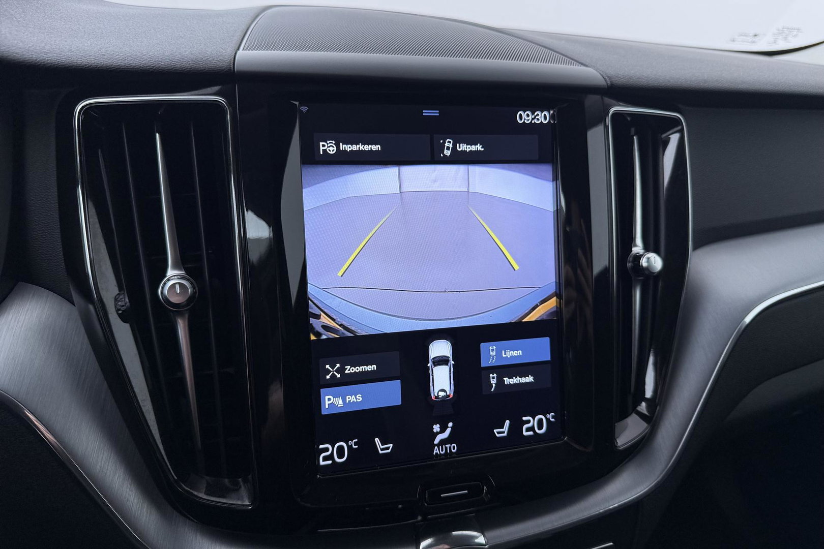 Volvo XC60 2.0 D4 Momentum | ACC | Trekhaak | Camera | Stoel+Stuurverwarming | Getint Glas | Apple Carplay