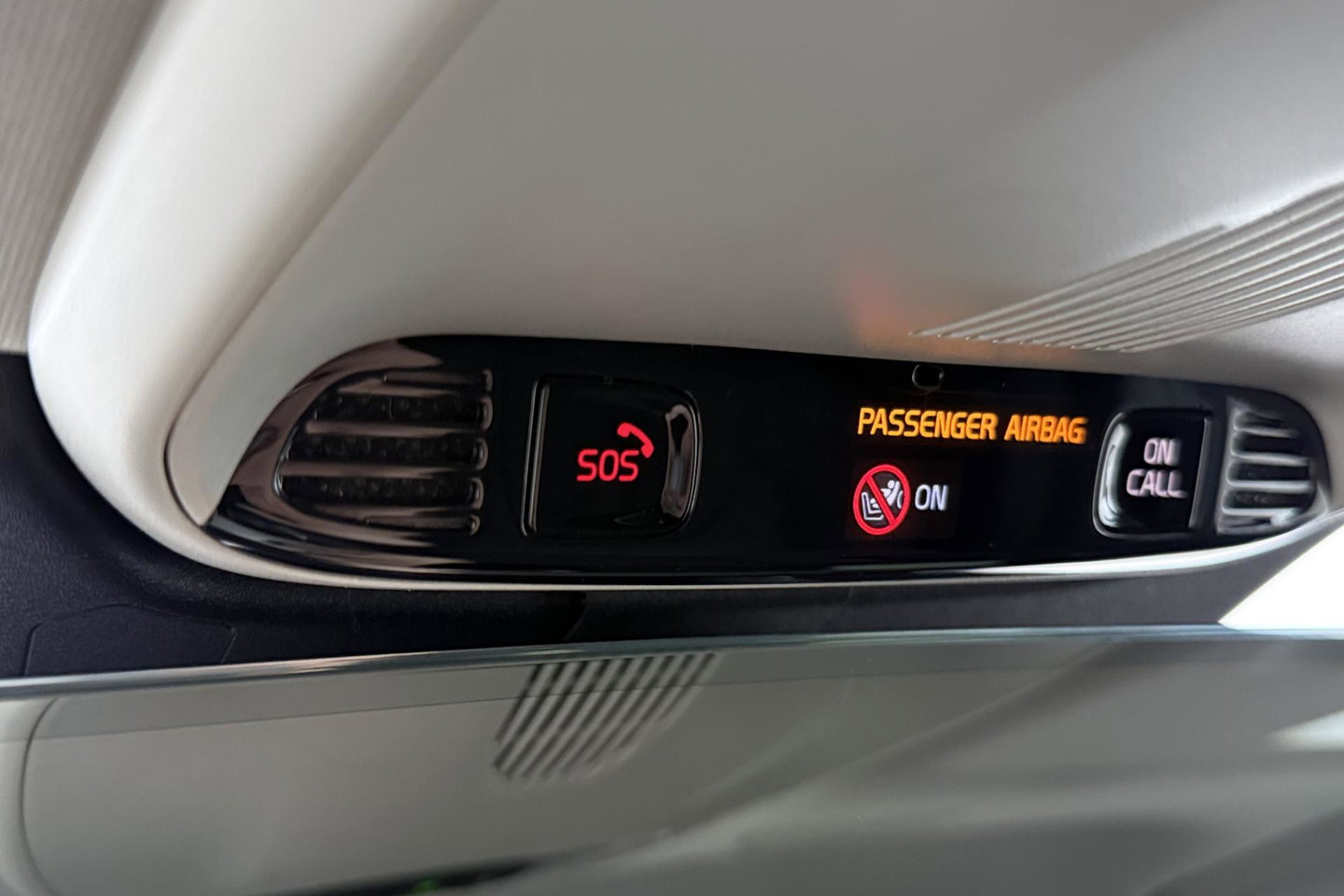 Volvo XC60 2.0 D4 Momentum | ACC | Trekhaak | Camera | Stoel+Stuurverwarming | Getint Glas | Apple Carplay
