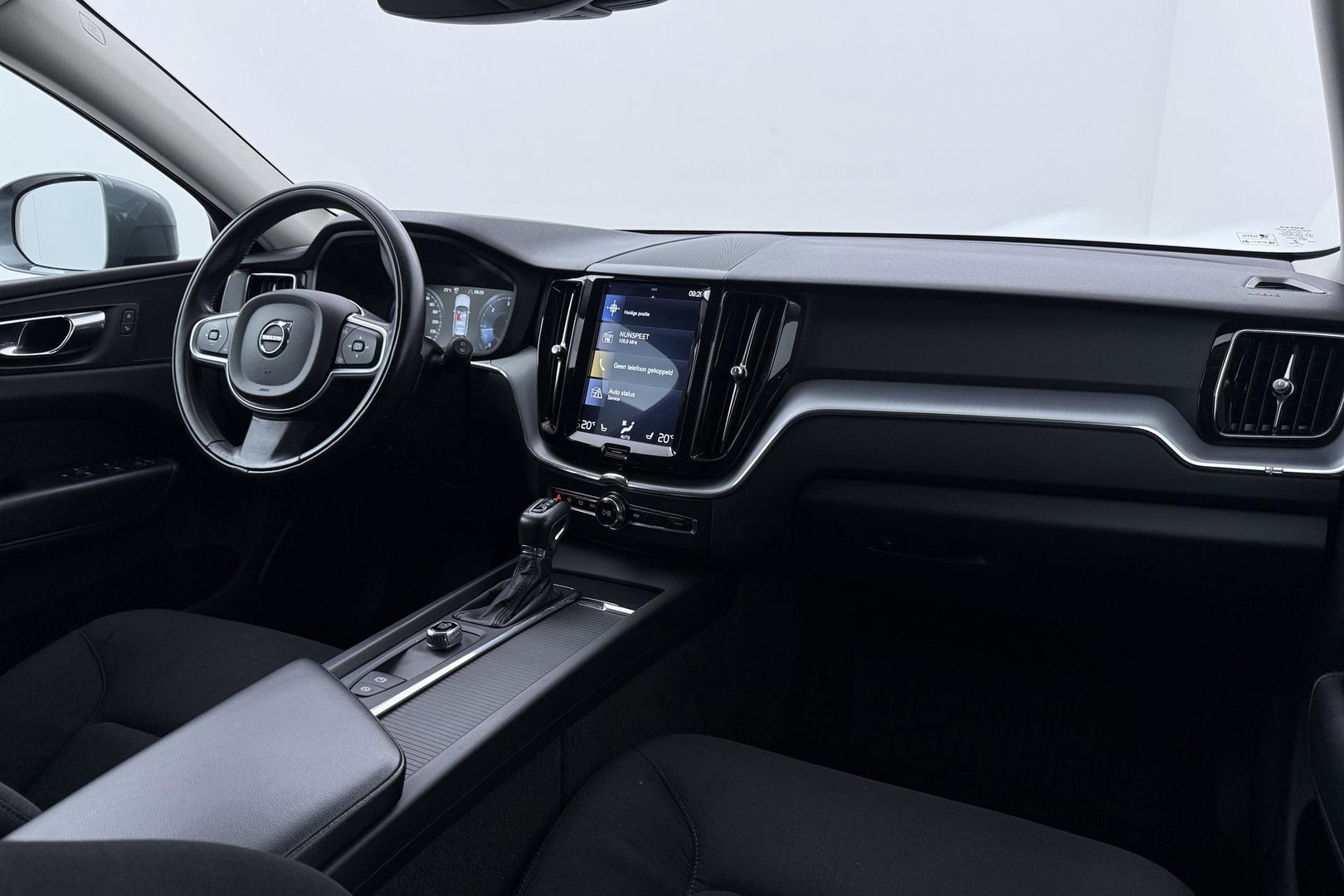 Volvo XC60 2.0 D4 Momentum | ACC | Trekhaak | Camera | Stoel+Stuurverwarming | Getint Glas | Apple Carplay