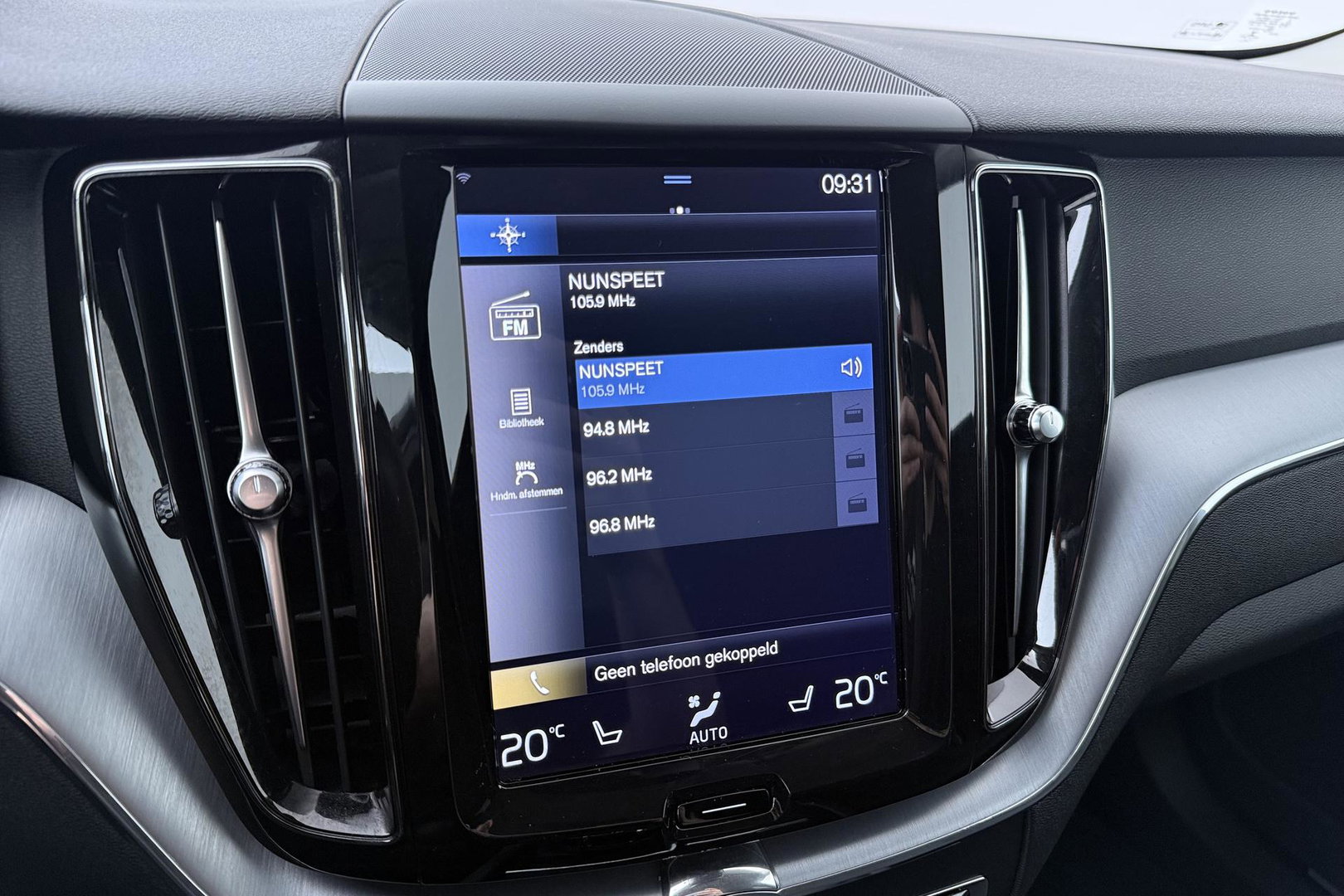Volvo XC60 2.0 D4 Momentum | ACC | Trekhaak | Camera | Stoel+Stuurverwarming | Getint Glas | Apple Carplay