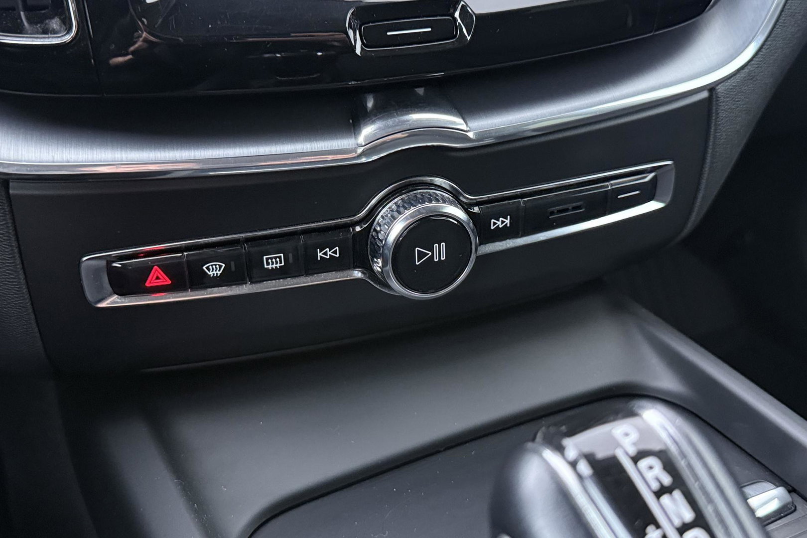 Volvo XC60 2.0 D4 Momentum | ACC | Trekhaak | Camera | Stoel+Stuurverwarming | Getint Glas | Apple Carplay