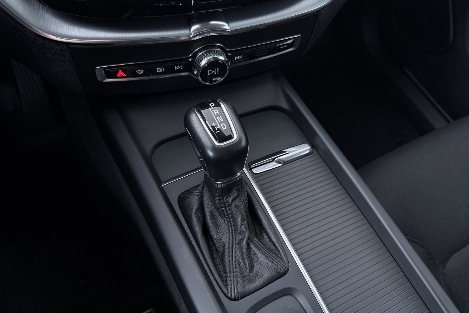 Volvo XC60 2.0 D4 Momentum | ACC | Trekhaak | Camera | Stoel+Stuurverwarming | Getint Glas | Apple Carplay