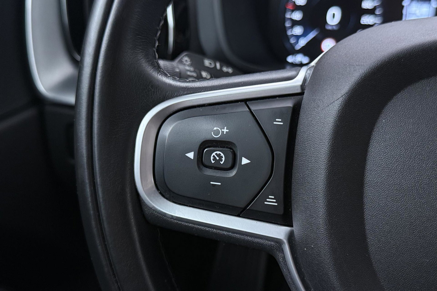 Volvo XC60 2.0 D4 Momentum | ACC | Trekhaak | Camera | Stoel+Stuurverwarming | Getint Glas | Apple Carplay
