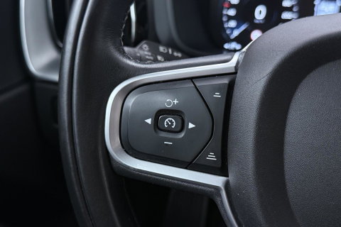 Volvo XC60 2.0 D4 Momentum | ACC | Trekhaak | Camera | Stoel+Stuurverwarming | Getint Glas | Apple Carplay