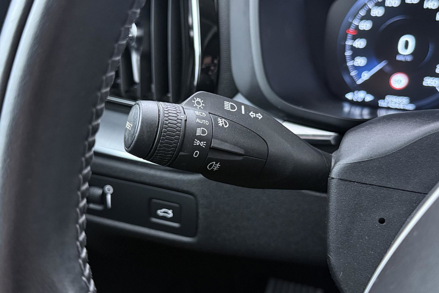 Volvo XC60 2.0 D4 Momentum | ACC | Trekhaak | Camera | Stoel+Stuurverwarming | Getint Glas | Apple Carplay