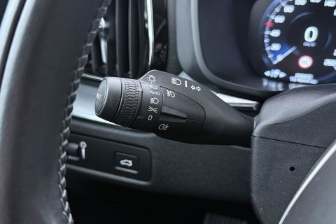 Volvo XC60 2.0 D4 Momentum | ACC | Trekhaak | Camera | Stoel+Stuurverwarming | Getint Glas | Apple Carplay