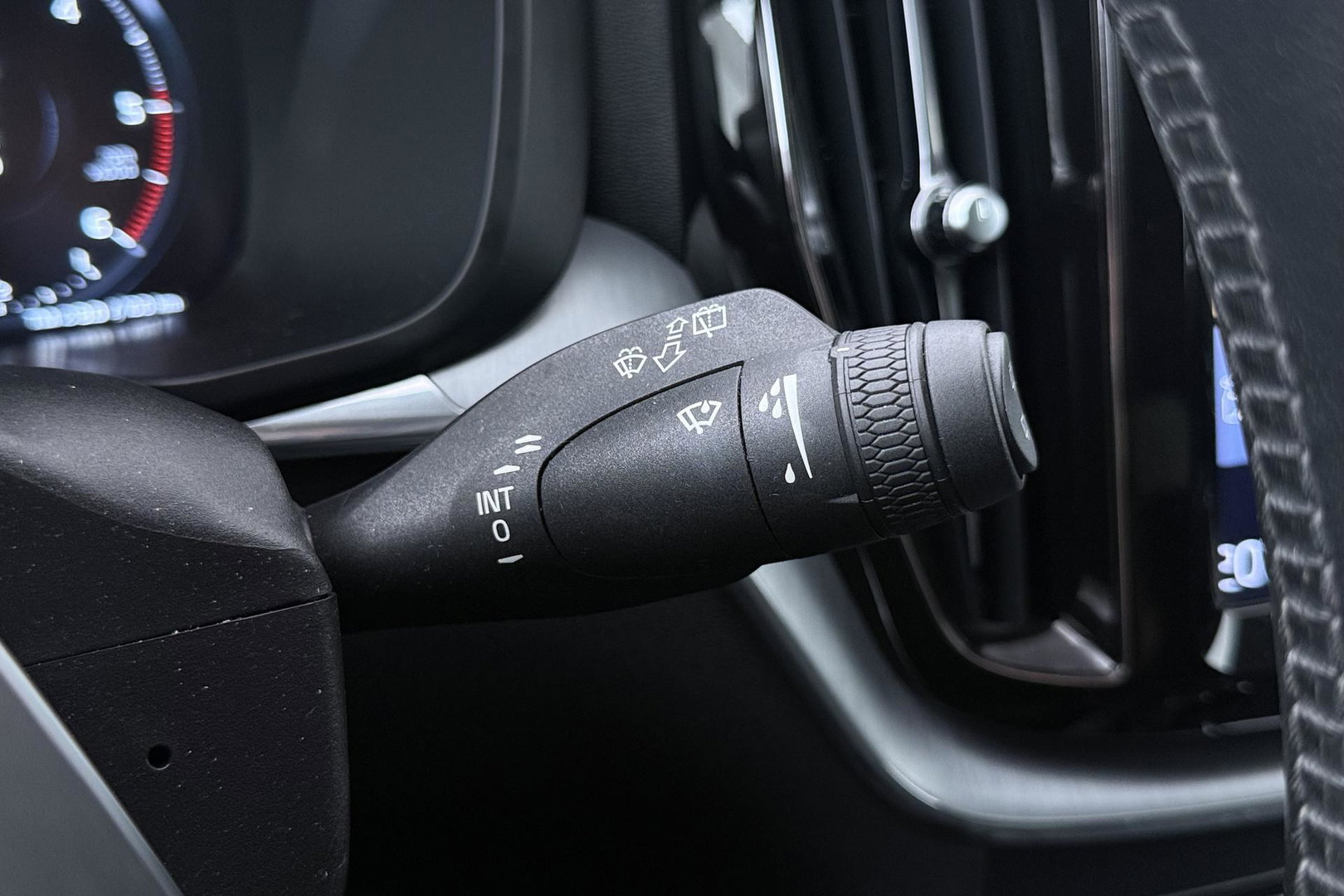 Volvo XC60 2.0 D4 Momentum | ACC | Trekhaak | Camera | Stoel+Stuurverwarming | Getint Glas | Apple Carplay