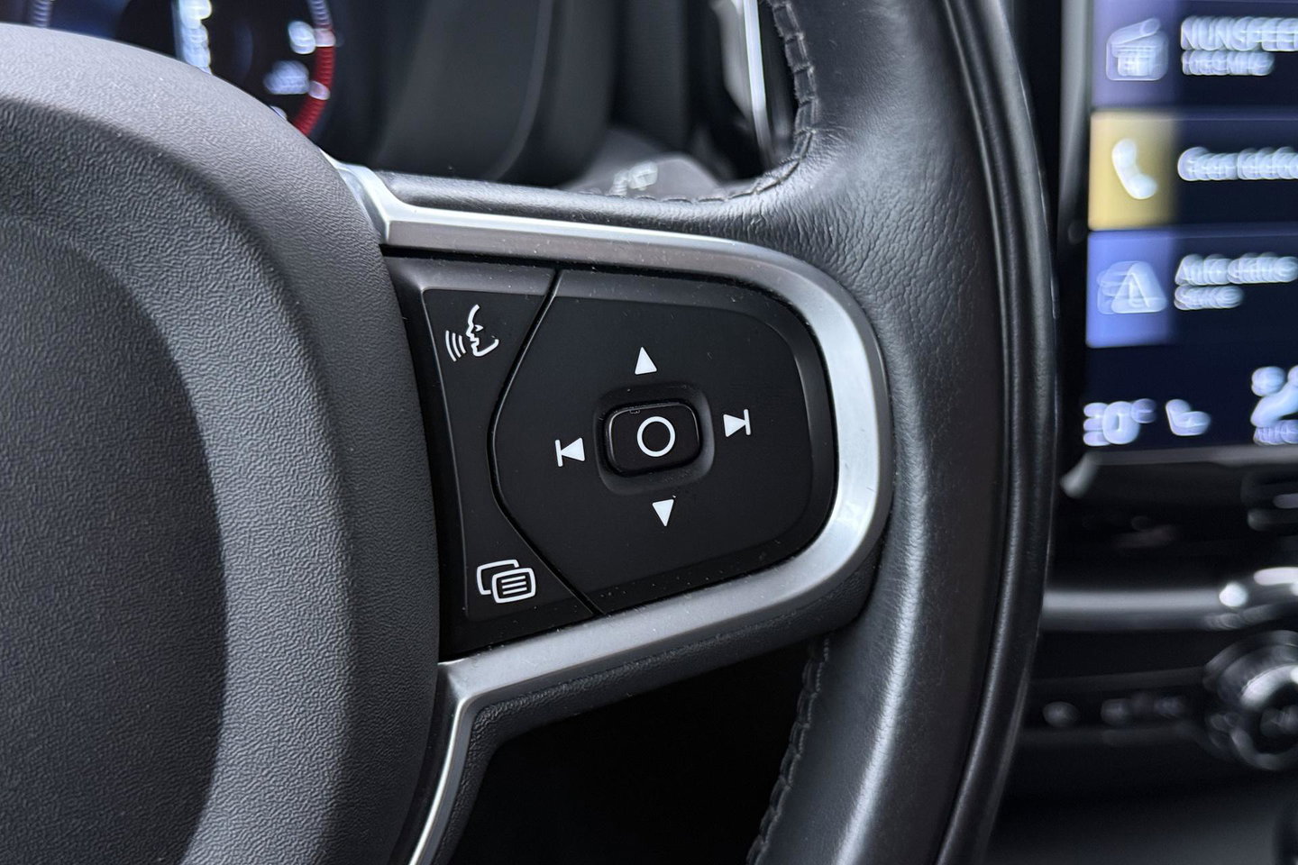 Volvo XC60 2.0 D4 Momentum | ACC | Trekhaak | Camera | Stoel+Stuurverwarming | Getint Glas | Apple Carplay