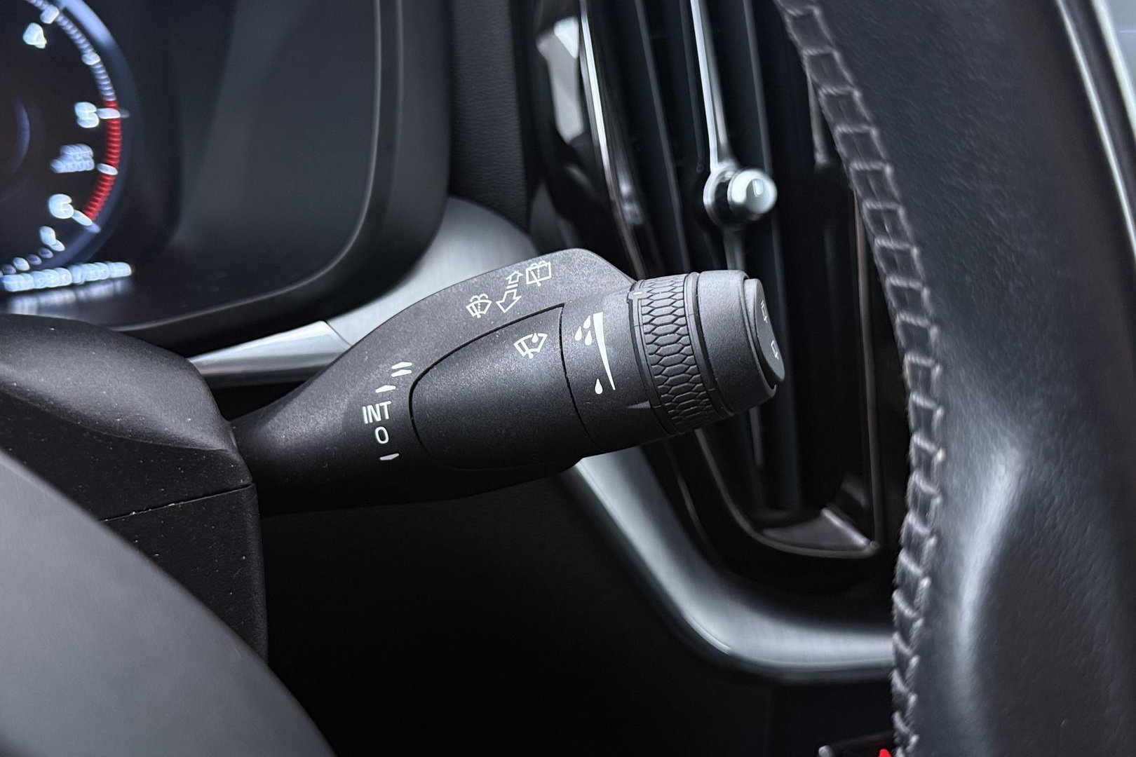 Volvo XC60 2.0 D4 Momentum | ACC | Trekhaak | Camera | Stoel+Stuurverwarming | Getint Glas | Apple Carplay