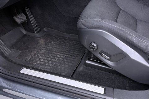 Volvo XC60 2.0 D4 Momentum | ACC | Trekhaak | Camera | Stoel+Stuurverwarming | Getint Glas | Apple Carplay