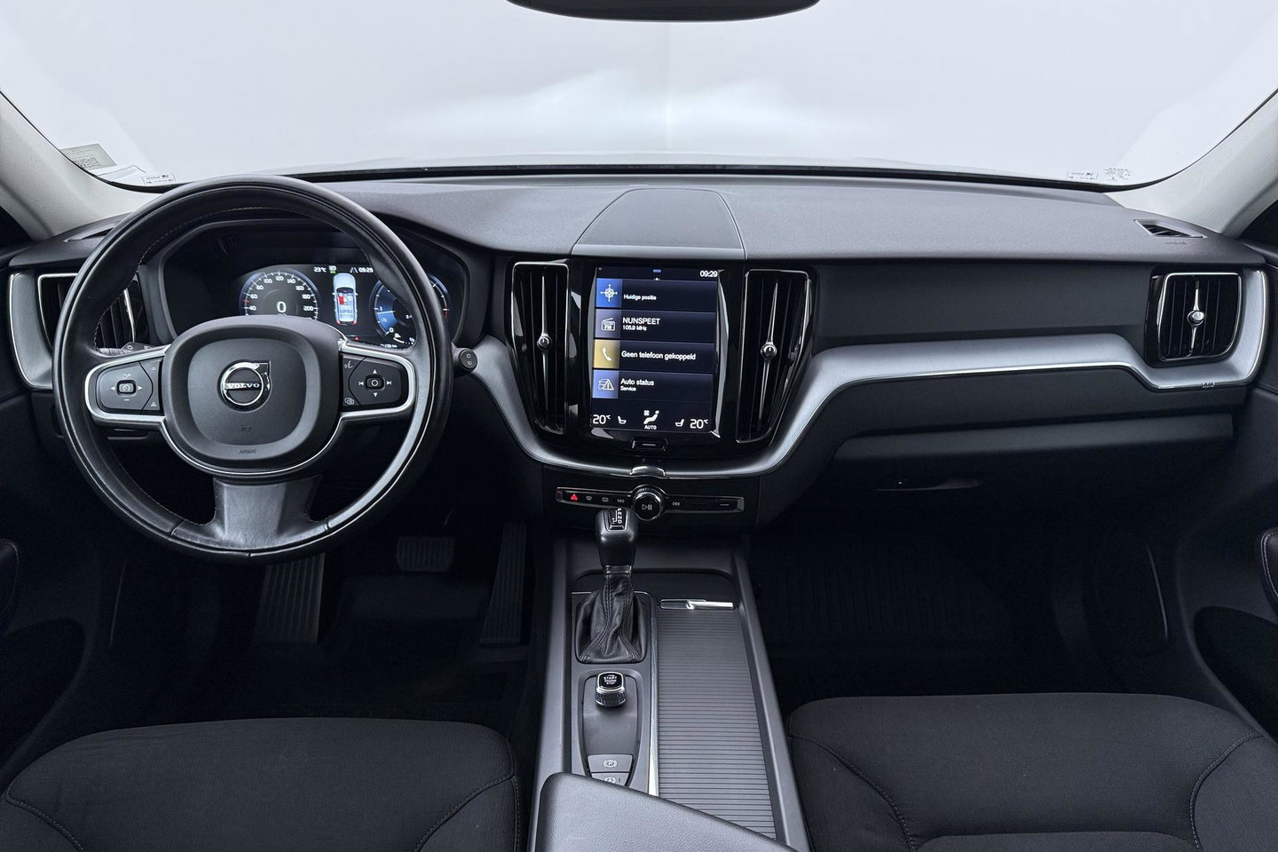 Volvo XC60 2.0 D4 Momentum | ACC | Trekhaak | Camera | Stoel+Stuurverwarming | Getint Glas | Apple Carplay