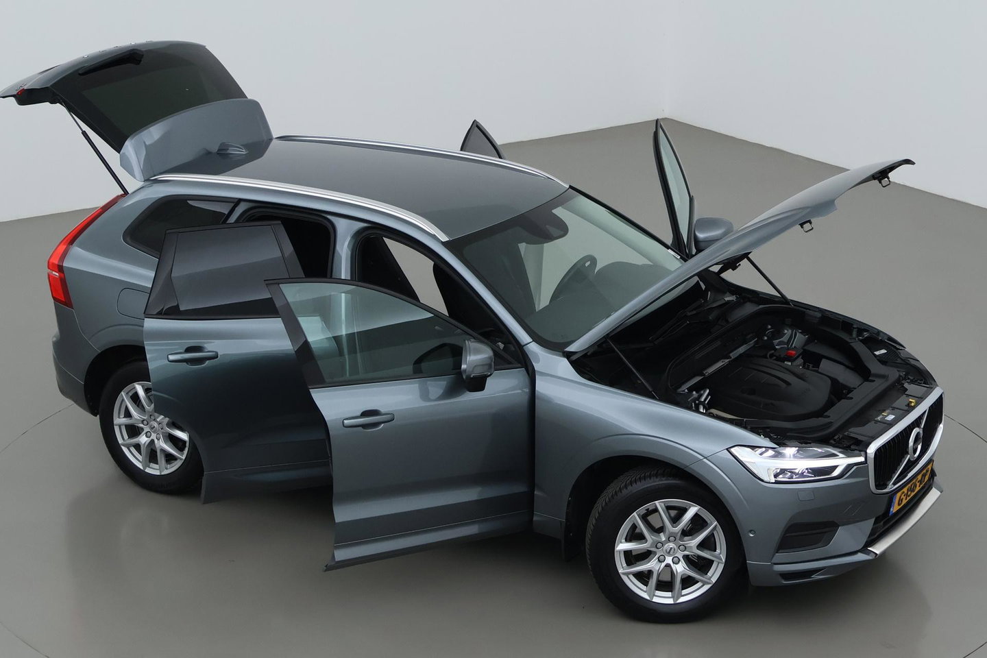 Volvo XC60 2.0 D4 Momentum | ACC | Trekhaak | Camera | Stoel+Stuurverwarming | Getint Glas | Apple Carplay