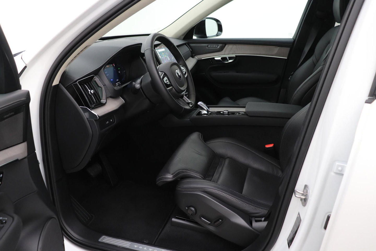 Volvo XC90 2.0 T8 Plug-in hybrid AWD Ultra Dark | FACELIFT | ACC | Stoelventilatie | Luchtvering | Trekhaak | 360° Camera