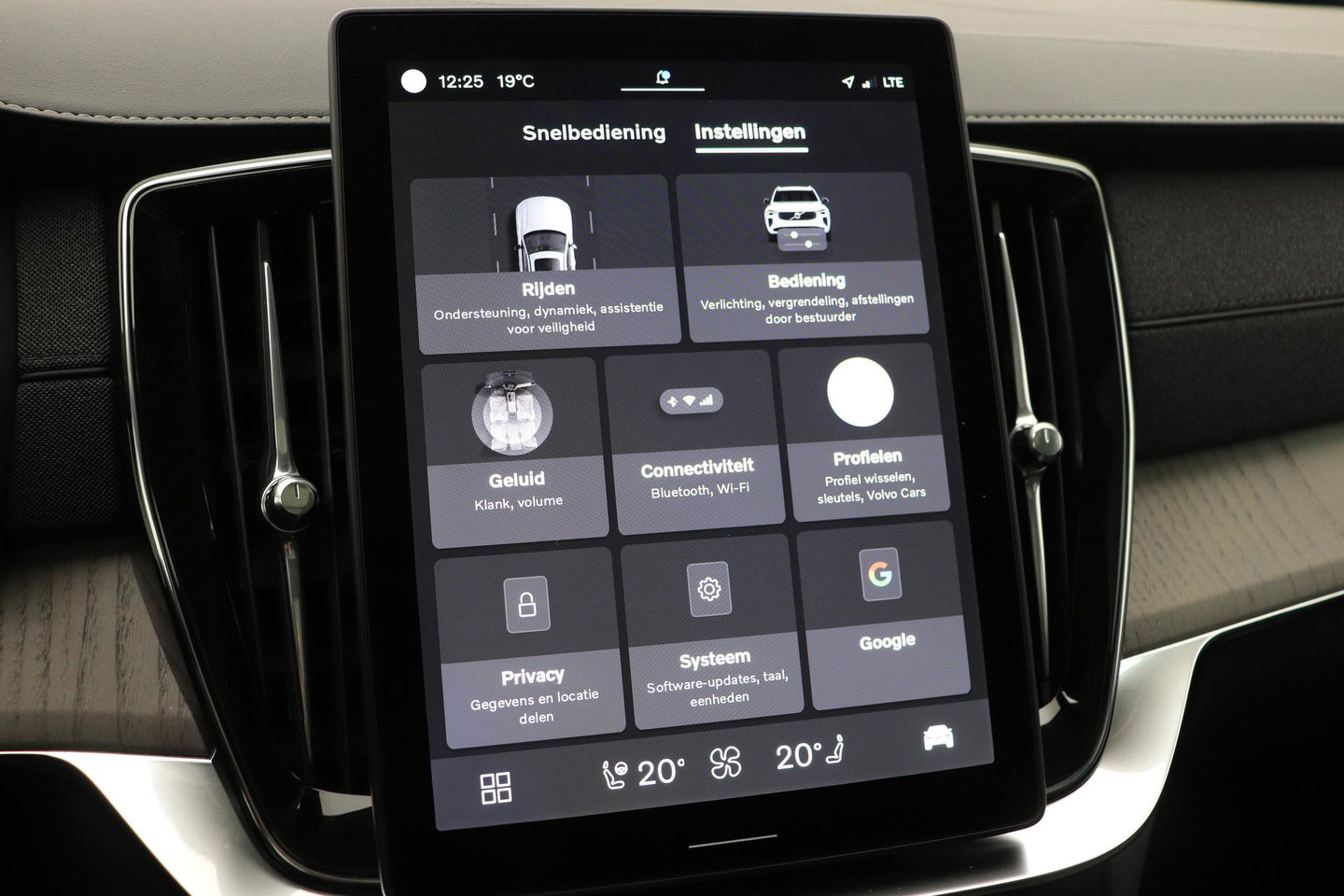 Volvo XC90 2.0 T8 Plug-in hybrid AWD Ultra Dark | FACELIFT | ACC | Stoelventilatie | Luchtvering | Trekhaak | 360° Camera